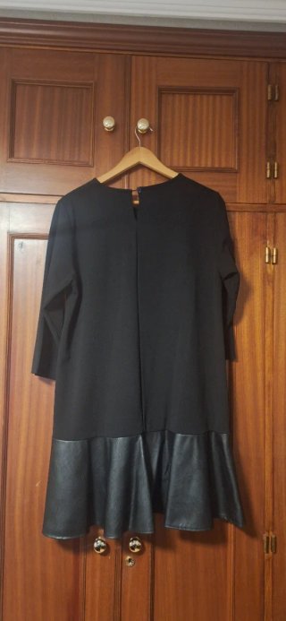 Vestido negro juvenil con bajo efecto piel