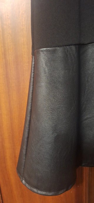 Vestido negro juvenil con bajo efecto piel