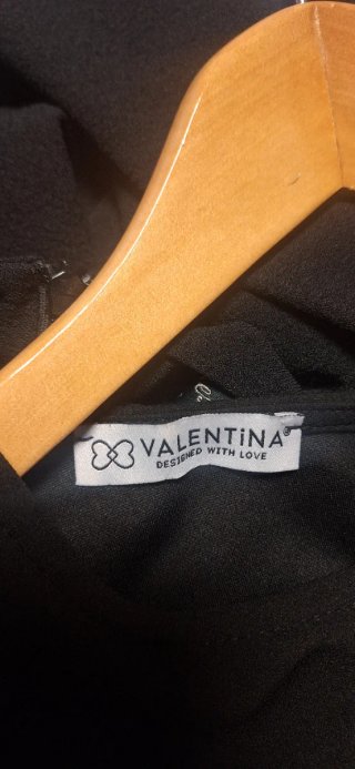 Vestido negro juvenil con bajo efecto piel