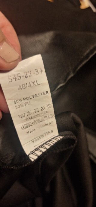 Vestido negro juvenil con bajo efecto piel