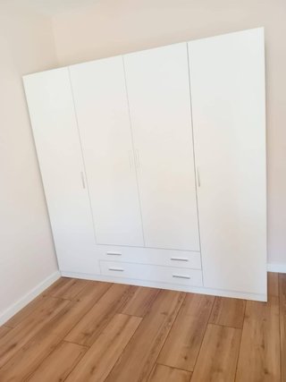 Armario de madera beige y gris