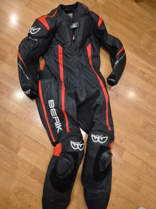 Mono de Moto Berik Negro y Rojo