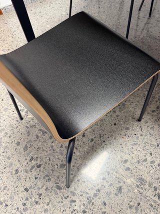 Mesa de reuniones madera y metal con 4 sillas