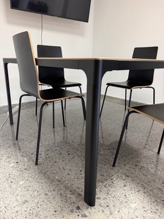 Mesa de reuniones madera y metal con 4 sillas