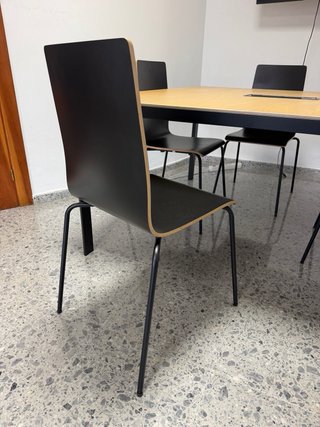 Mesa de reuniones madera y metal con 4 sillas