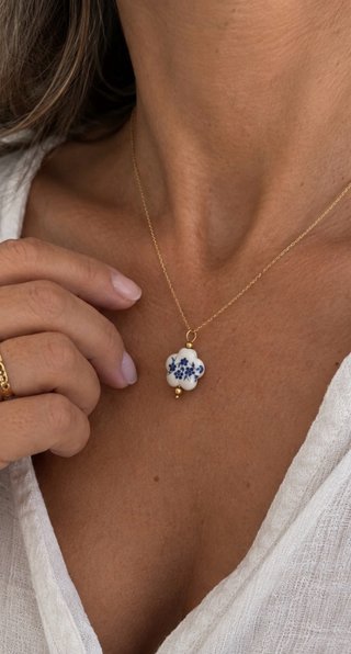 Colar vintage flor azul e branco