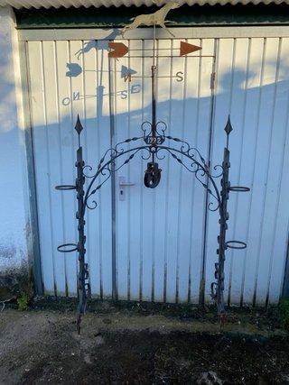 Arco de hierro forjado artesanal para pozo