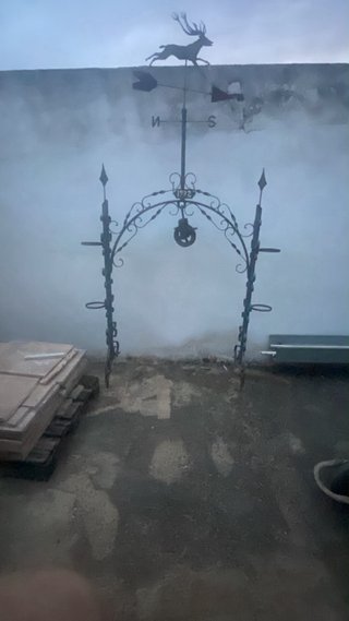 Arco de hierro forjado artesanal para pozo