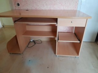Escritorio de Madera con Cajón y Estantes