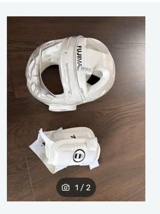 Casco y protector de brazo para karate