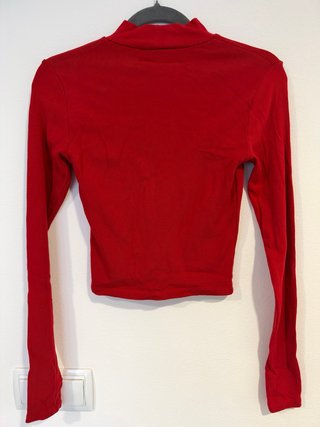 Camiseta roja manga larga cuello alto
