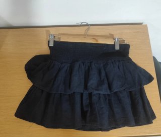Mini falda negra volantes