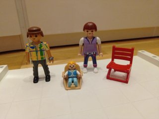 Familia Playmobil con bebé y silla A