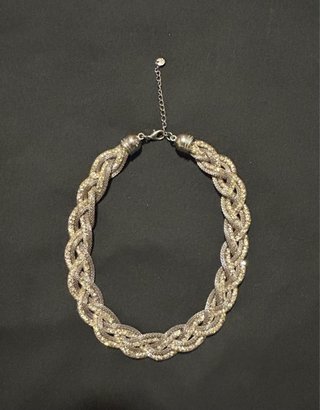 Collar trenzado con pedrería SIN USAR
