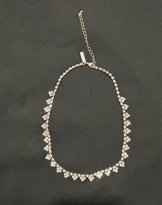 Collar de piedras plateado