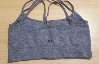 Top sportivo grigio