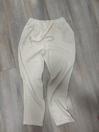 Pantalones blancos con cinturón