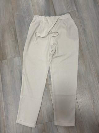 Pantalones blancos con cinturón