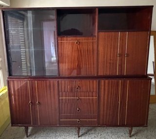 Mueble de salón de madera y cristal
