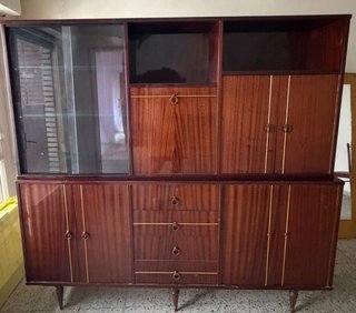 Mueble de salón de madera y cristal