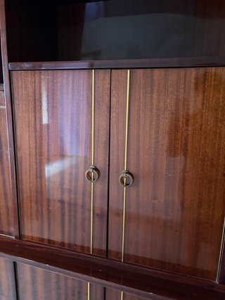 Mueble de salón de madera y cristal