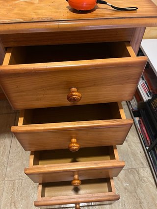 Escritorio de madera con cajones