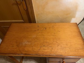 Escritorio de madera con cajones