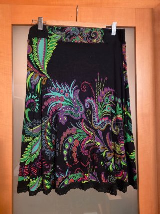 Falda Desigual Negra Estampada