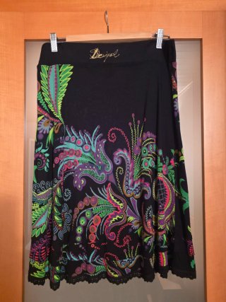Falda Desigual Negra Estampada