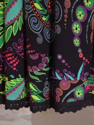 Falda Desigual Negra Estampada