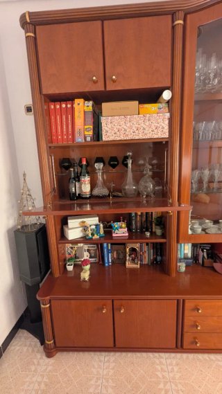 Mueble de Comedor de Madera con Vitrina
