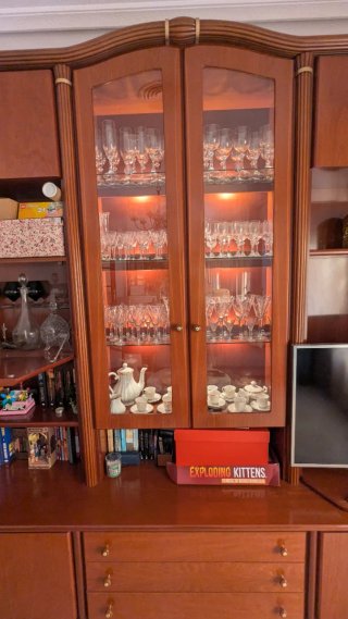 Mueble de Comedor de Madera con Vitrina