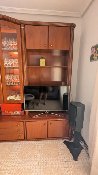 Mueble de Comedor de Madera con Vitrina