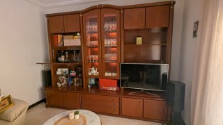 Mueble de Comedor de Madera con Vitrina