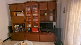 Mueble de Comedor de Madera con Vitrina