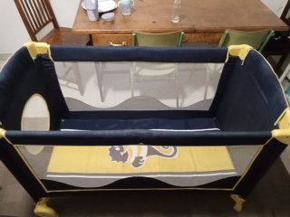 Cuna de viaje para bebé con diseño de caballito