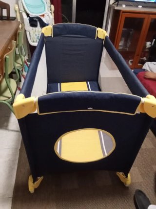 Cuna de viaje para bebé con diseño de caballito