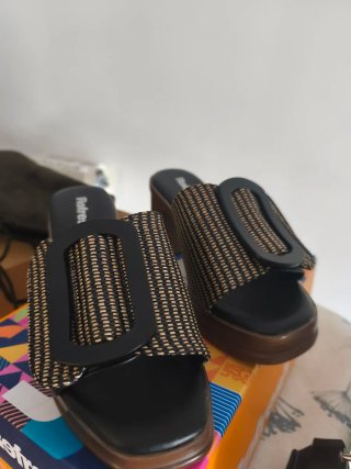 Sandalias Refresh tacón beige y negro