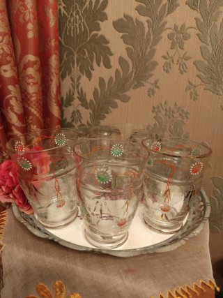 Conjunto de 9 vasos antiguos para agua y cerveza