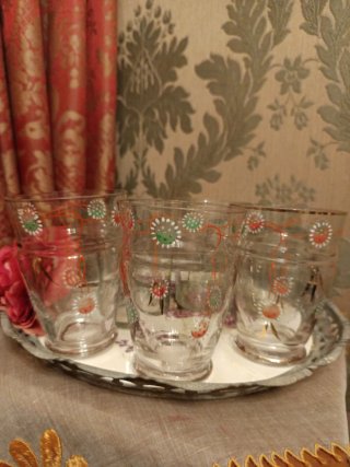 Conjunto de 9 vasos antiguos para agua y cerveza
