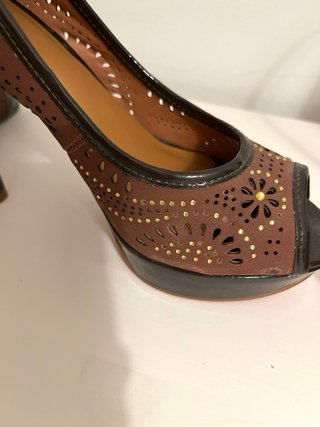 Zapatos Peep Toe Marrones con piedrecitas doradas.