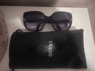 Gafas de sol Guess negras
