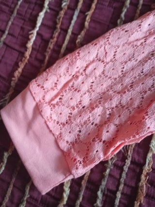 Jersey naranja con mangas de encaje