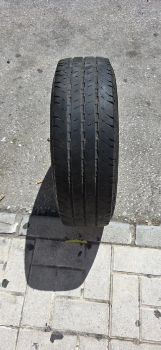 Rueda de coche con llanta de acero