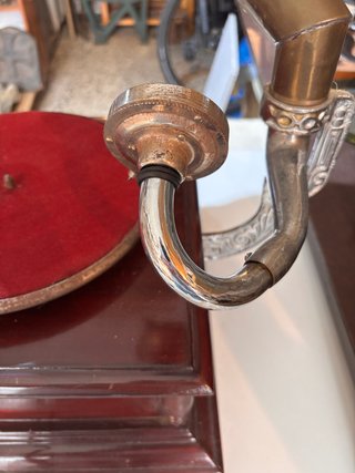 Gramófono antiguo con bocina de latón