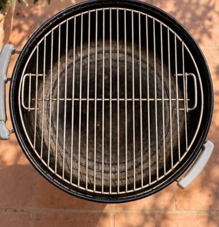 Barbacoa Weber Carbón con Tapa y Ruedas