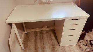 Escritorio blanco con cajonera