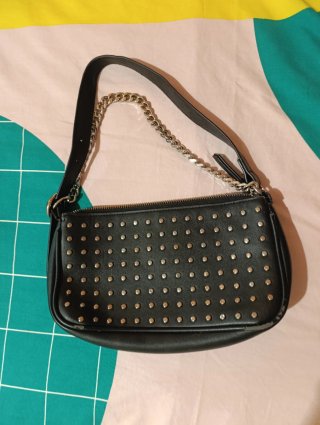 Bolso negro con tachuelas plateadas