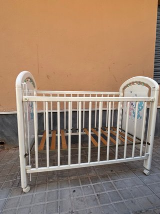 Cuna infantil blanca vintage con ruedas