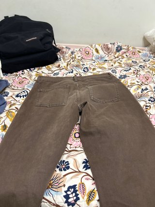 Pantalones marrones con tachuelas